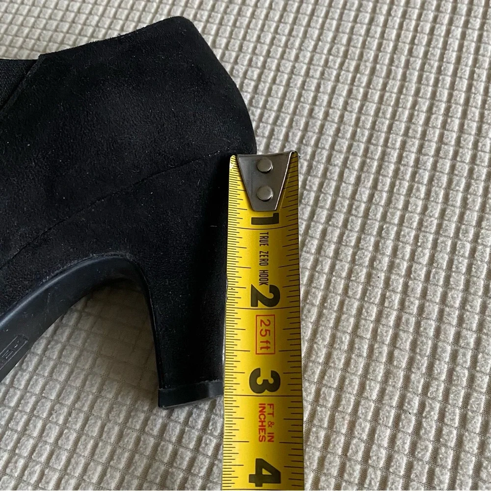 AEROSOLES Like New Suede Booties.